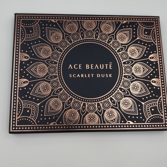 BEAUTE Scarlet Dusk Eyeshadow Palette 12 Shades NIB - Picture 2 of 3